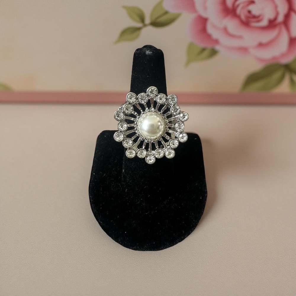 Elegant Pearl & Crystal Burst Stretch Ring – Size 8